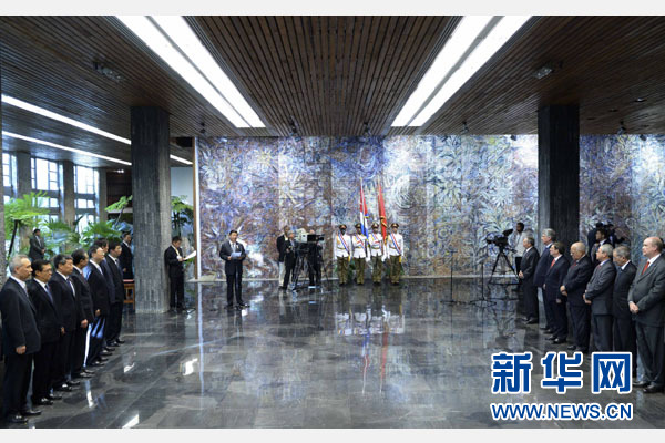 當地時間7月22日，國家主席習近平在哈瓦那接受古巴政府授予的“何塞·馬蒂”勛章。古巴國務委員會主席兼部長會議主席勞爾·卡斯特羅為習近平佩戴勛章。新華社記者馬占成攝