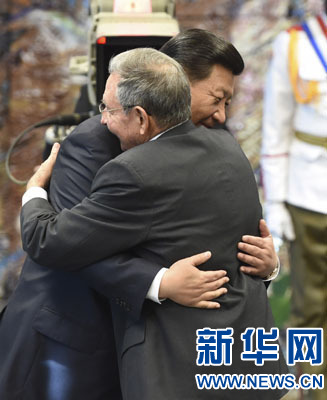 當地時間7月22日，國家主席習近平在哈瓦那接受古巴政府授予的“何塞·馬蒂”勛章。古巴國務委員會主席兼部長會議主席勞爾·卡斯特羅為習近平佩戴勛章。新華社記者馬占成攝