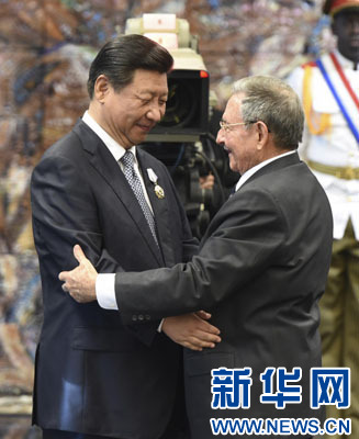 當地時間7月22日，國家主席習近平在哈瓦那接受古巴政府授予的“何塞·馬蒂”勛章。古巴國務委員會主席兼部長會議主席勞爾·卡斯特羅為習近平佩戴勛章。新華社記者馬占成攝