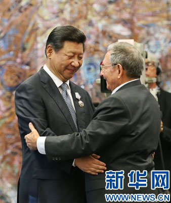 當地時間7月22日，國家主席習近平在哈瓦那接受古巴政府授予的“何塞·馬蒂”勛章。古巴國務委員會主席兼部長會議主席勞爾·卡斯特羅為習近平佩戴勛章。新華社記者劉衛兵攝