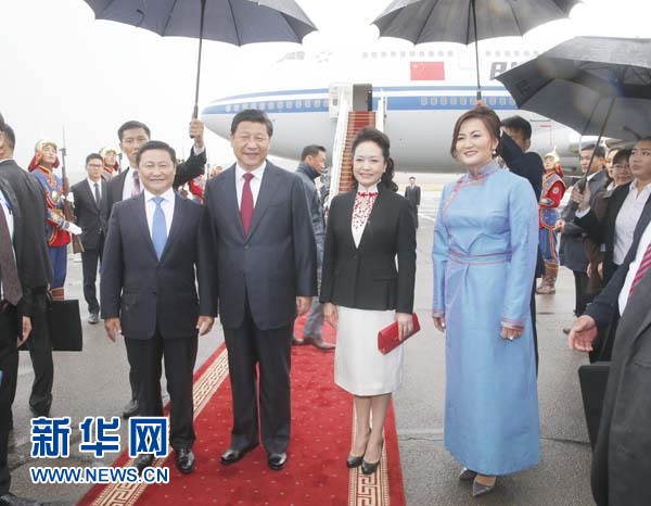 8月21日，國家主席習近平抵達烏蘭巴托，開始對蒙古國進行國事訪問。習近平和夫人彭麗媛在機場受到蒙古國總理阿勒坦呼亞格夫婦熱情迎接。新華社記者鞠鵬攝 