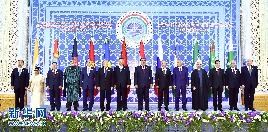 9月12日,上海合作組織成員國(guó)元首理事會(huì)第十四次會(huì)議在塔吉克斯坦首都杜尚別舉行。國(guó)家主席習(xí)近平出席會(huì)議并發(fā)表重要講話。這是與會(huì)成員國(guó)元首、觀察員國(guó)領(lǐng)導(dǎo)人或代表、主席國(guó)客人以及有關(guān)國(guó)際和地區(qū)組織代表集體合影。新華社記者李濤攝 9月12日,上海合作組織成員國(guó)元首理事會(huì)第十四次會(huì)議在塔吉克斯坦首都杜尚別舉行。國(guó)家主席習(xí)近平出席會(huì)議并發(fā)表重要講話。這是與會(huì)成員國(guó)元首、觀察員國(guó)領(lǐng)導(dǎo)人或代表、主席國(guó)客人以及有關(guān)國(guó)際和地區(qū)組織代表集體合影。新華社記者李濤攝