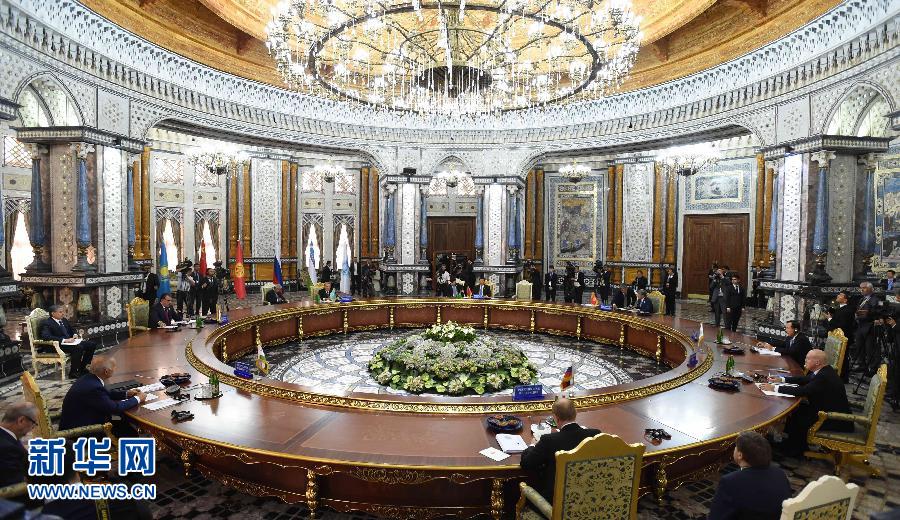 9月12日,上海合作組織成員國(guó)元首理事會(huì)第十四次會(huì)議在塔吉克斯坦首都杜尚別舉行。國(guó)家主席習(xí)近平出席會(huì)議并發(fā)表重要講話。新華社記者馬占成攝 9月12日,上海合作組織成員國(guó)元首理事會(huì)第十四次會(huì)議在塔吉克斯坦首都杜尚別舉行。國(guó)家主席習(xí)近平出席會(huì)議并發(fā)表重要講話。新華社記者馬占成攝