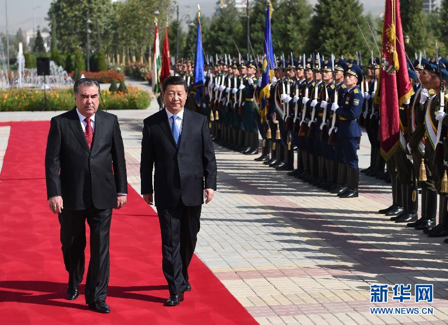 9月13日，國家主席習近平在杜尚別同塔吉克斯坦總統拉赫蒙舉行會談。會談前，拉赫蒙在民族宮前廣場為習近平舉行隆重的歡迎儀式。新華社記者馬占成攝 