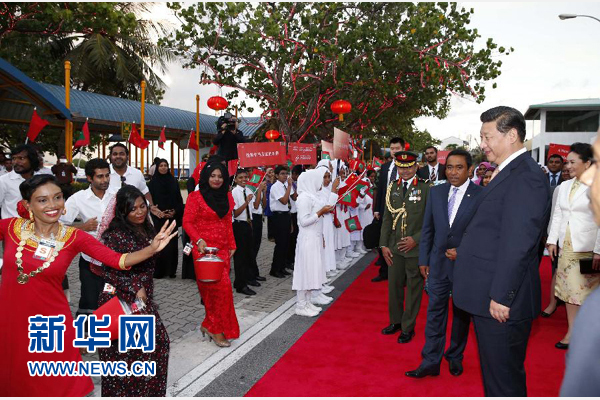 9月14日,國家主席習近平抵達馬累,開始對馬爾代夫進行國事訪問。習近平和夫人彭麗媛在機場受到馬爾代夫總統(tǒng)亞明夫婦的熱情迎接。新華社記者 鞠鵬 攝 9月14日,國家主席習近平抵達馬累,開始對馬爾代夫進行國事訪問。習近平和夫人彭麗媛在機場受到馬爾代夫總統(tǒng)亞明夫婦的熱情迎接。新華社記者 鞠鵬 攝