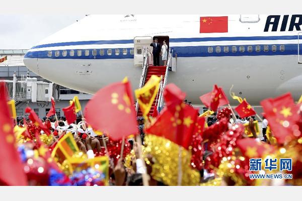 9月16日,國家主席習近平抵達科倫坡,開始對斯里蘭卡進行國事訪問。這是習近平和夫人彭麗媛向歡迎群眾揮手致意。 新華社記者馬占成攝 9月16日,國家主席習近平抵達科倫坡,開始對斯里蘭卡進行國事訪問。這是習近平和夫人彭麗媛向歡迎群眾揮手致意。 新華社記者馬占成攝