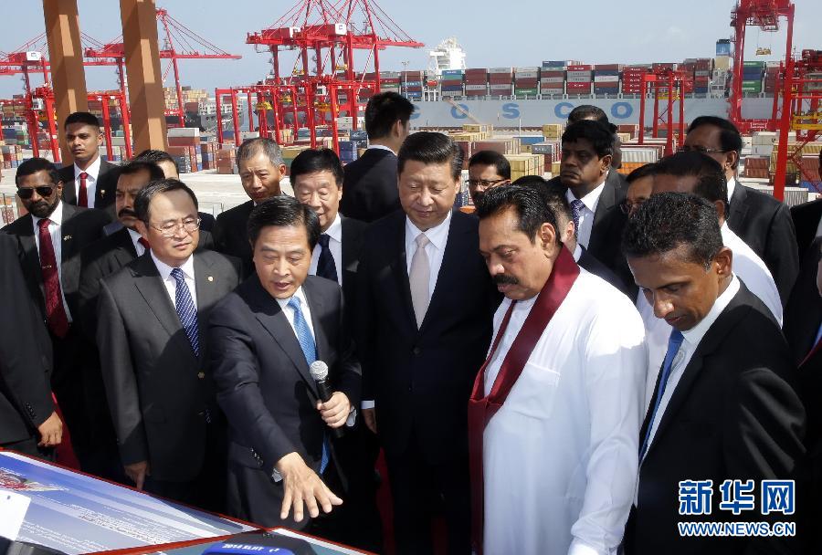 9月17日，國家主席習近平在斯里蘭卡總統拉賈帕克薩陪同下，考察中斯重要合作項目——科倫坡港南集裝箱碼頭。 新華社記者 鞠鵬 攝