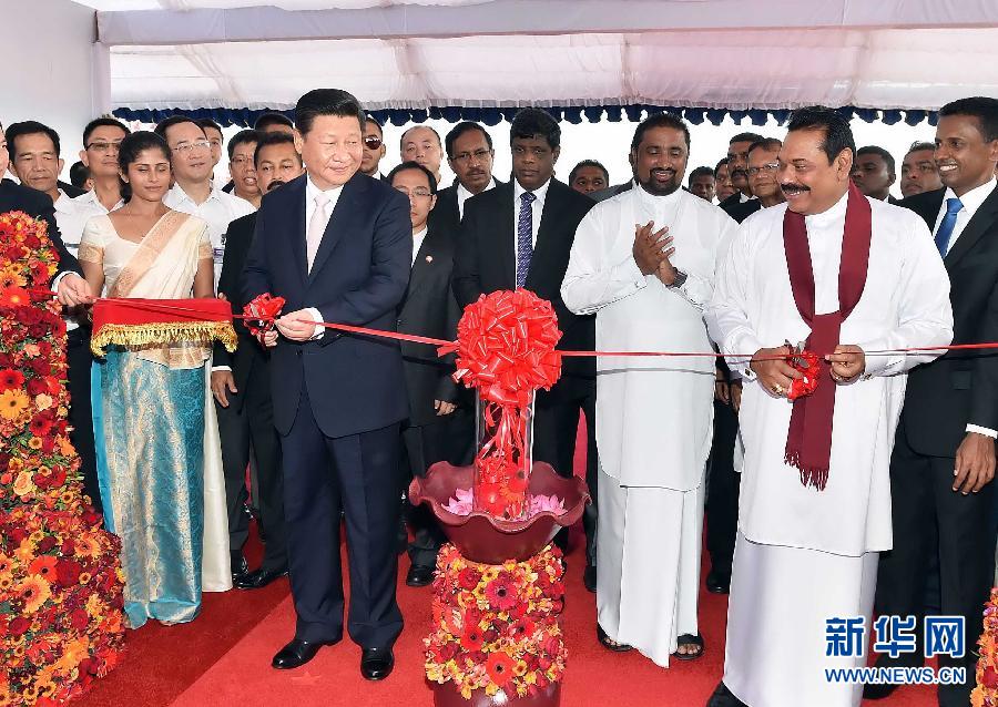9月17日，國家主席習近平在斯里蘭卡總統拉賈帕克薩陪同下考察中斯港口合作項目。這是習近平和拉賈帕克薩為港口城開工剪彩。 新華社記者李濤 攝