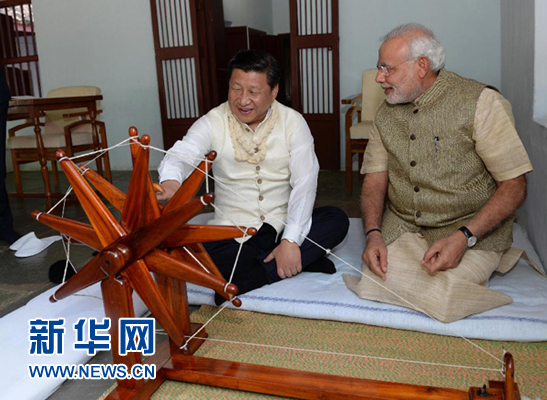 9月17日,國家主席習近平在印度古吉拉特邦進行訪問。印度總理莫迪全程陪同。這是習近平在參觀甘地故居時,親自搖動甘地曾經使用過的紡車。新華社記者 馬占成 攝 9月17日,國家主席習近平在印度古吉拉特邦進行訪問。印度總理莫迪全程陪同。這是習近平在參觀甘地故居時,親自搖動甘地曾經使用過的紡車。新華社記者 馬占成 攝