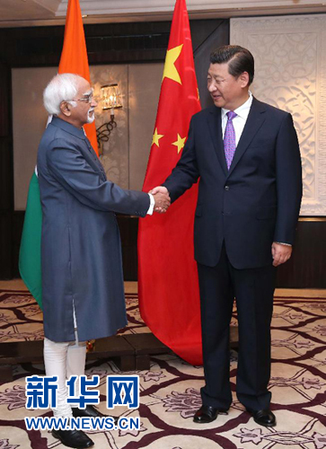 9月18日,國家主席習(xí)近平在新德里會見印度副總統(tǒng)兼聯(lián)邦院議長安薩里。 新華社記者 龐興雷 攝 9月18日,國家主席習(xí)近平在新德里會見印度副總統(tǒng)兼聯(lián)邦院議長安薩里。 新華社記者 龐興雷 攝