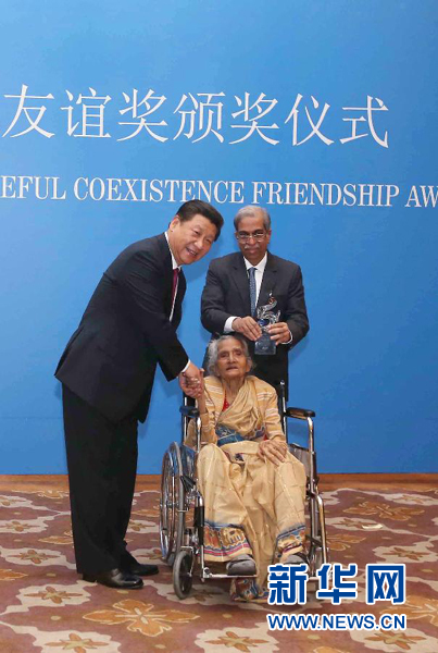 9月19日，國家主席習近平在新德里會見印度友好人士、友好團體代表，并頒發和平共處五項原則友誼獎，表彰他們長期致力于中印友好事業。新華社記者龐興雷攝 