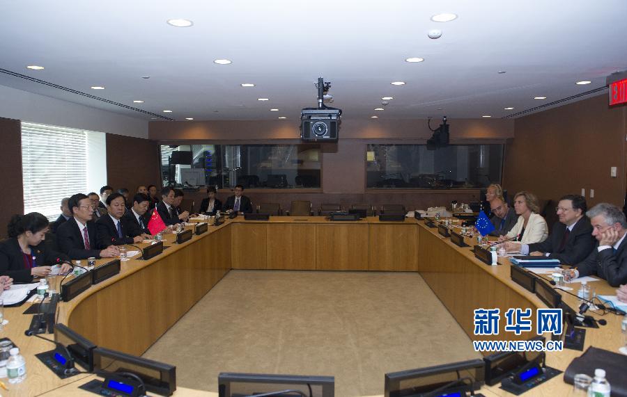  9月23日，正在紐約出席聯合國氣候峰會的國家主席習近平特使、國務院副總理張高麗在紐約聯合國總部會見歐盟委員會主席巴羅佐。新華社記者 王曄 攝 