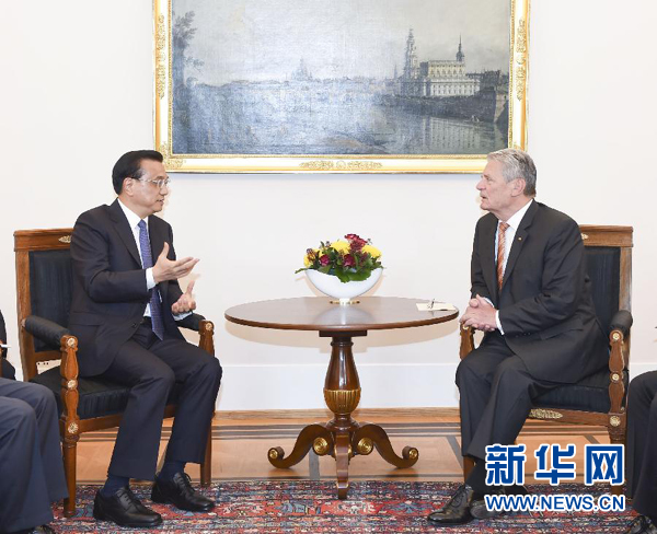 10月10日,國務院總理李克強在柏林會見德國總統高克。 新華社記者李學仁 攝 10月10日,國務院總理李克強在柏林會見德國總統高克。 新華社記者李學仁 攝