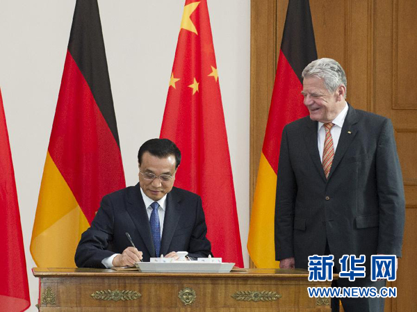 10月10日,國務院總理李克強在柏林會見德國總統高克。這是李克強總理在高克總統的陪同下在貴賓簿上簽字。 新華社記者 王曄 攝 10月10日,國務院總理李克強在柏林會見德國總統高克。這是李克強總理在高克總統的陪同下在貴賓簿上簽字。 新華社記者 王曄 攝