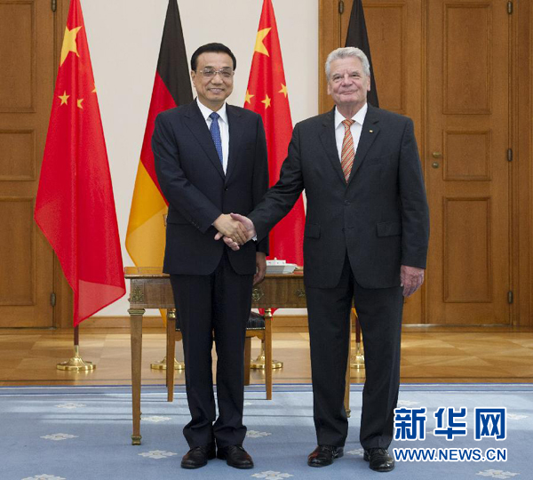 10月10日,國務院總理李克強在柏林會見德國總統(tǒng)高克。 新華社記者 王曄 攝 10月10日,國務院總理李克強在柏林會見德國總統(tǒng)高克。 新華社記者 王曄 攝