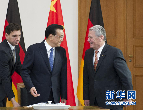 10月10日,國務院總理李克強在柏林會見德國總統(tǒng)高克。這是李克強總理與高克總統(tǒng)親切交談。 新華社記者 王曄 攝 10月10日,國務院總理李克強在柏林會見德國總統(tǒng)高克。這是李克強總理與高克總統(tǒng)親切交談。 新華社記者 王曄 攝