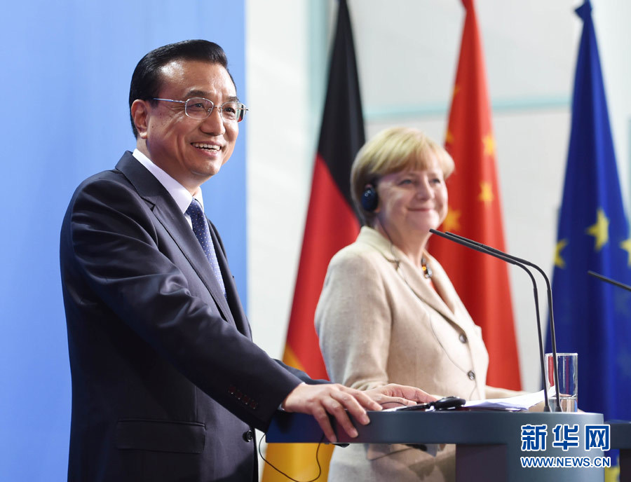 10月10日，國務院總理李克強在柏林與德國總理默克爾圓滿結束第三輪中德政府磋商后共同會見記者。 新華社記者 李學仁 攝 