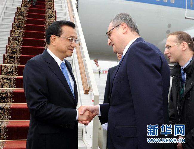 10月12日,中國國務院總理李克強乘專機抵達莫斯科,開始對俄羅斯進行正式訪問并舉行中俄總理第十九次定期會晤。俄羅斯聯邦政府高級官員到機場迎接李克強總理。新華社記者 饒愛民 攝 10月12日,中國國務院總理李克強乘專機抵達莫斯科,開始對俄羅斯進行正式訪問并舉行中俄總理第十九次定期會晤。俄羅斯聯邦政府高級官員到機場迎接李克強總理。新華社記者 饒愛民 攝