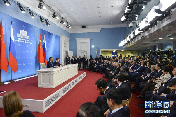 10月13日,國務院總理李克強在莫斯科與俄羅斯總理梅德韋杰夫圓滿結束中俄總理第十九次定期會晤后共同會見記者。 新華社記者李學仁攝 10月13日,國務院總理李克強在莫斯科與俄羅斯總理梅德韋杰夫圓滿結束中俄總理第十九次定期會晤后共同會見記者。 新華社記者李學仁攝