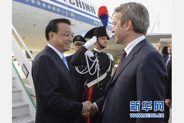 10月14日,國務(wù)院總理李克強(qiáng)乘專機(jī)抵達(dá)羅馬,開始對(duì)意大利進(jìn)行正式訪問,意大利政府高級(jí)官員到機(jī)場(chǎng)迎接。 新華社記者李學(xué)仁攝 10月14日,國務(wù)院總理李克強(qiáng)乘專機(jī)抵達(dá)羅馬,開始對(duì)意大利進(jìn)行正式訪問,意大利政府高級(jí)官員到機(jī)場(chǎng)迎接。 新華社記者李學(xué)仁攝
