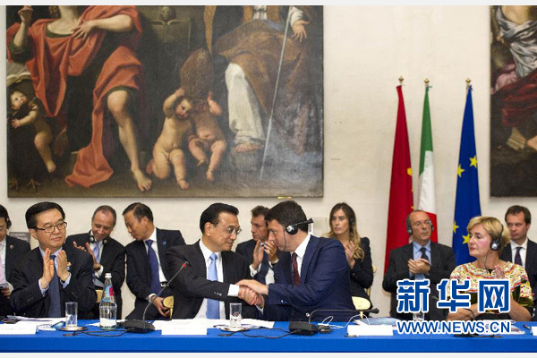 10月14日,中國國務(wù)院總理李克強在羅馬巴爾貝里尼宮與意大利總理倫齊共同會見中意企業(yè)家委員會委員及企業(yè)家代表并致辭。 新華社記者謝環(huán)馳 攝 10月14日,中國國務(wù)院總理李克強在羅馬巴爾貝里尼宮與意大利總理倫齊共同會見中意企業(yè)家委員會委員及企業(yè)家代表并致辭。 新華社記者謝環(huán)馳 攝