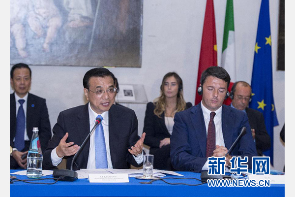 10月14日,中國國務(wù)院總理李克強在羅馬巴爾貝里尼宮與意大利總理倫齊共同會見中意企業(yè)家委員會委員及企業(yè)家代表并致辭。 新華社記者 王曄攝 10月14日,中國國務(wù)院總理李克強在羅馬巴爾貝里尼宮與意大利總理倫齊共同會見中意企業(yè)家委員會委員及企業(yè)家代表并致辭。 新華社記者 王曄攝