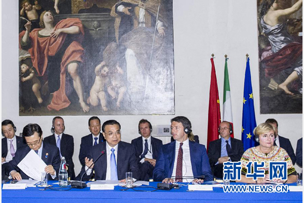 10月14日,中國國務(wù)院總理李克強在羅馬巴爾貝里尼宮與意大利總理倫齊共同會見中意企業(yè)家委員會委員及企業(yè)家代表并致辭。 新華社記者 王曄攝 10月14日,中國國務(wù)院總理李克強在羅馬巴爾貝里尼宮與意大利總理倫齊共同會見中意企業(yè)家委員會委員及企業(yè)家代表并致辭。 新華社記者 王曄攝