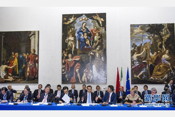 10月14日,中國國務(wù)院總理李克強在羅馬巴爾貝里尼宮與意大利總理倫齊共同會見中意企業(yè)家委員會委員及企業(yè)家代表并致辭。 新華社記者 王曄攝 10月14日,中國國務(wù)院總理李克強在羅馬巴爾貝里尼宮與意大利總理倫齊共同會見中意企業(yè)家委員會委員及企業(yè)家代表并致辭。 新華社記者 王曄攝