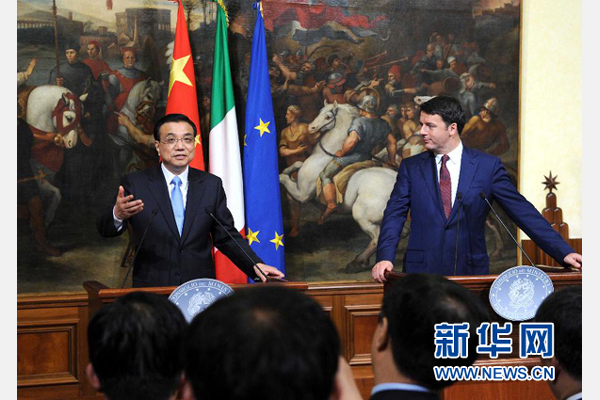 10月14日，中國國務(wù)院總理李克強(qiáng)與意大利總理倫齊在羅馬舉行會談后共同會見記者。 新華社記者 饒愛民 攝 
