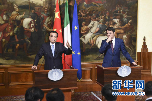 10月14日，國務(wù)院總理李克強(qiáng)在羅馬與意大利總理倫齊舉行會談后共同會見記者。 新華社記者 李學(xué)仁 攝
