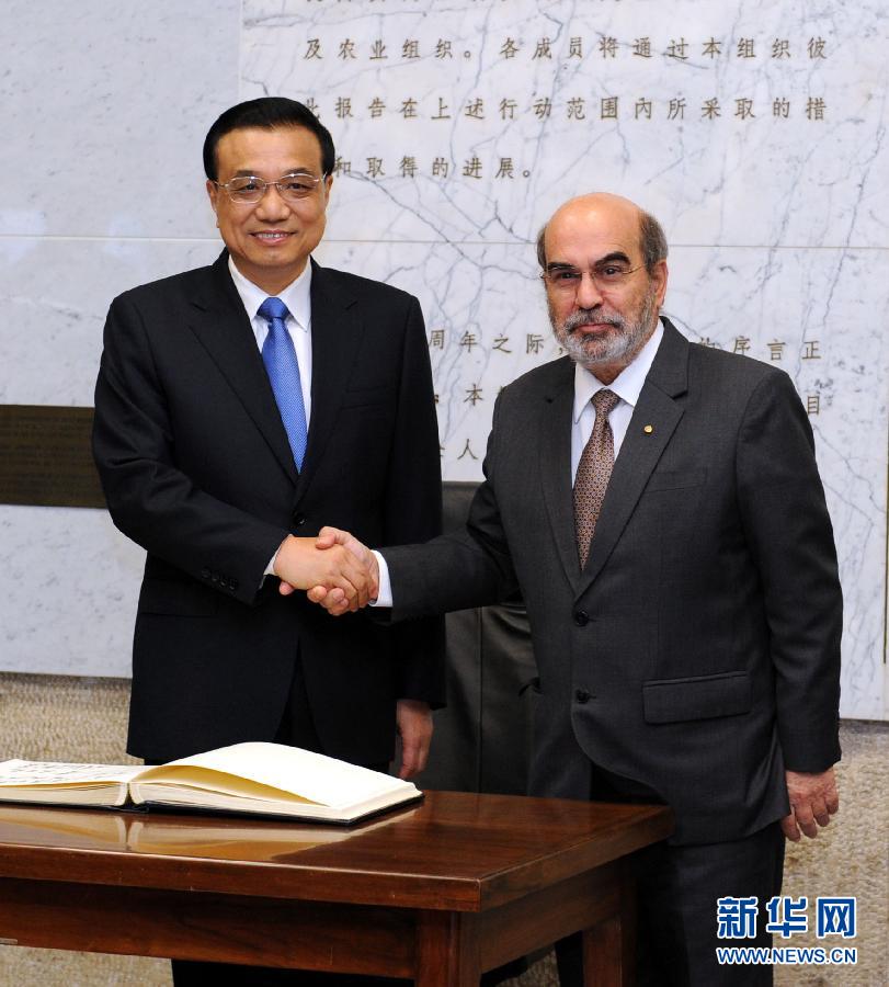 10月15日，中國國務(wù)院總理李克強(qiáng)在羅馬會(huì)見聯(lián)合國糧農(nóng)組織總干事格拉齊亞諾。 新華社記者 饒愛民 攝