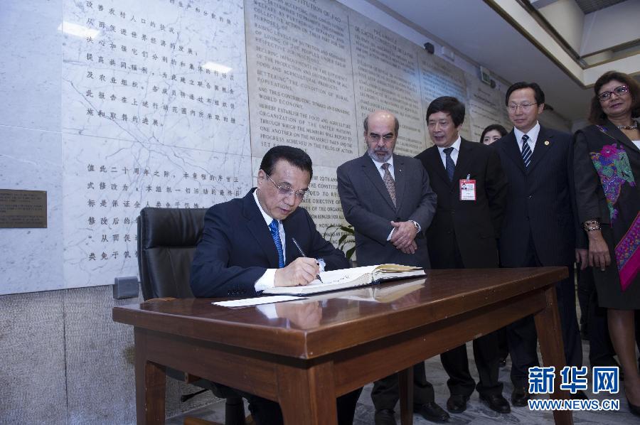 10月15日，中國國務(wù)院總理李克強(qiáng)在羅馬會(huì)見聯(lián)合國糧農(nóng)組織總干事格拉齊亞諾。這是李克強(qiáng)抵達(dá)后在貴賓簿上簽字。 新華社記者 王曄 攝