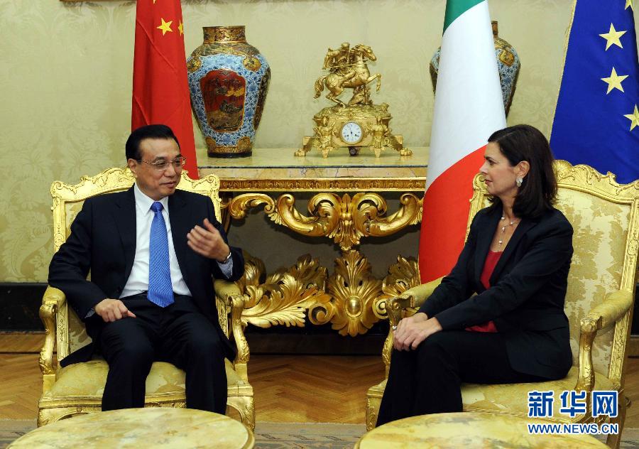 10月15日,中國(guó)國(guó)務(wù)院總理李克強(qiáng)在羅馬會(huì)見意大利眾議長(zhǎng)博爾德里尼。 新華社記者饒愛民攝 10月15日,中國(guó)國(guó)務(wù)院總理李克強(qiáng)在羅馬會(huì)見意大利眾議長(zhǎng)博爾德里尼。 新華社記者饒愛民攝