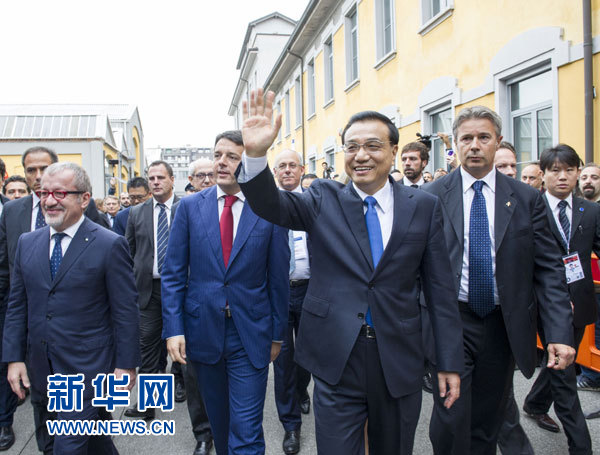 10月16日，中國國務院總理李克強在米蘭與意大利總理倫齊共同出席第五屆中意創新合作周大會并致辭。這是李克強抵達位于米蘭理工大學的會場。新華社記者王曄攝