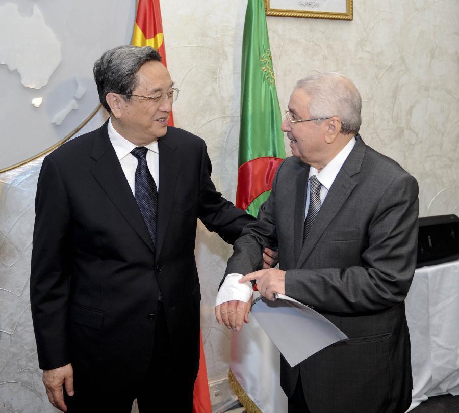 11月1日，正在阿爾及利亞進行正式友好訪問的全國政協主席俞正聲在阿爾及爾與阿民族院議長本·薩拉赫舉行會談。這是俞正聲親切詢問本·薩拉赫的手傷情況。新華社記者 張鐸 攝 