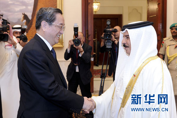11月6日，正在巴林進(jìn)行正式友好訪問的全國(guó)政協(xié)主席俞正聲在麥納麥會(huì)見巴林國(guó)王哈馬德。 新華社記者 張鐸 攝