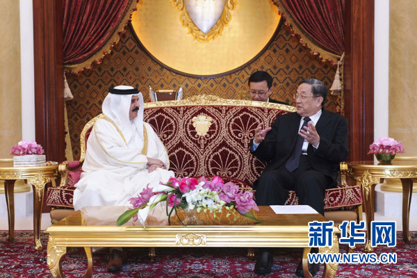 11月6日,正在巴林進(jìn)行正式友好訪問的全國(guó)政協(xié)主席俞正聲在麥納麥會(huì)見巴林國(guó)王哈馬德。 新華社記者 張鐸 攝 11月6日,正在巴林進(jìn)行正式友好訪問的全國(guó)政協(xié)主席俞正聲在麥納麥會(huì)見巴林國(guó)王哈馬德。 新華社記者 張鐸 攝