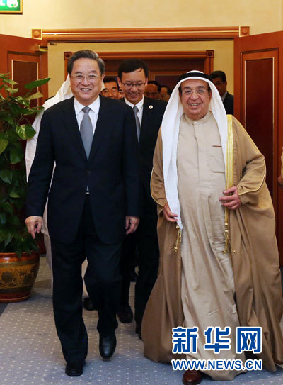 11月6日,正在巴林進(jìn)行正式友好訪問的全國(guó)政協(xié)主席俞正聲在麥納麥會(huì)見巴林副首相穆罕默德。 新華社記者劉衛(wèi)兵攝 11月6日,正在巴林進(jìn)行正式友好訪問的全國(guó)政協(xié)主席俞正聲在麥納麥會(huì)見巴林副首相穆罕默德。 新華社記者劉衛(wèi)兵攝