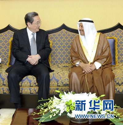 11月6日,正在巴林進(jìn)行正式友好訪問的全國(guó)政協(xié)主席俞正聲在麥納麥與巴林協(xié)商會(huì)議主席阿里舉行會(huì)談。 新華社記者 張鐸 攝 11月6日,正在巴林進(jìn)行正式友好訪問的全國(guó)政協(xié)主席俞正聲在麥納麥與巴林協(xié)商會(huì)議主席阿里舉行會(huì)談。 新華社記者 張鐸 攝