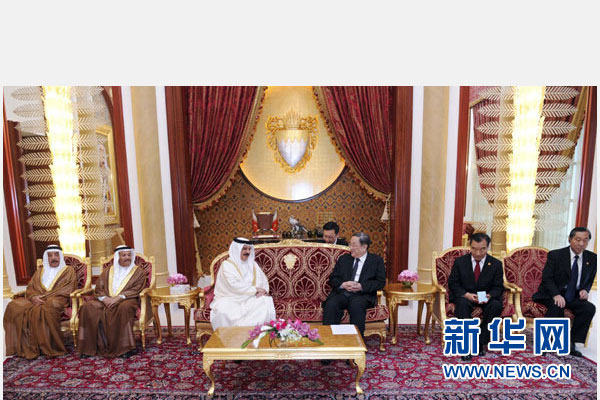 11月6日,正在巴林進(jìn)行正式友好訪問的全國(guó)政協(xié)主席俞正聲在麥納麥會(huì)見巴林國(guó)王哈馬德。 新華社記者 張鐸 攝 11月6日,正在巴林進(jìn)行正式友好訪問的全國(guó)政協(xié)主席俞正聲在麥納麥會(huì)見巴林國(guó)王哈馬德。 新華社記者 張鐸 攝