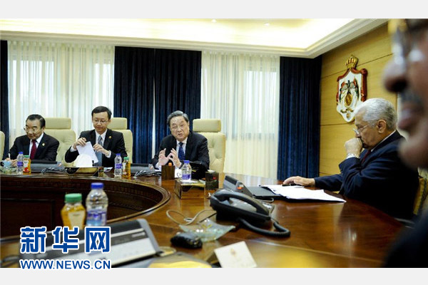 11月9日,正在約旦進(jìn)行正式友好訪問的全國政協(xié)主席俞正聲在安曼會(huì)見約旦首相恩蘇爾。 新華社記者 張鐸 攝 11月9日,正在約旦進(jìn)行正式友好訪問的全國政協(xié)主席俞正聲在安曼會(huì)見約旦首相恩蘇爾。 新華社記者 張鐸 攝