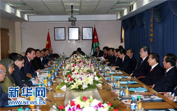 11月9日,正在約旦進(jìn)行正式友好訪問的全國政協(xié)主席俞正聲在安曼會(huì)見約旦眾議院代議長薩法迪。 新華社記者 劉衛(wèi)兵 攝 11月9日,正在約旦進(jìn)行正式友好訪問的全國政協(xié)主席俞正聲在安曼會(huì)見約旦眾議院代議長薩法迪。 新華社記者 劉衛(wèi)兵 攝