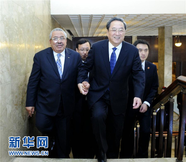 11月9日,正在約旦進(jìn)行正式友好訪問的全國政協(xié)主席俞正聲在安曼與約旦參議長拉瓦比德進(jìn)行會(huì)談。這是會(huì)談前,俞正聲與拉瓦比德攜手步入會(huì)場(chǎng)。新華社記者 張鐸 攝 11月9日,正在約旦進(jìn)行正式友好訪問的全國政協(xié)主席俞正聲在安曼與約旦參議長拉瓦比德進(jìn)行會(huì)談。這是會(huì)談前,俞正聲與拉瓦比德攜手步入會(huì)場(chǎng)。新華社記者 張鐸 攝