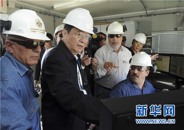 11月8日,正在約旦進(jìn)行正式友好訪問的全國政協(xié)主席俞正聲在安曼參觀阿拉伯鉀肥公司。這是俞正聲在采鹽船上仔細(xì)詢問開采情況。 新華社記者 張鐸 攝 11月8日,正在約旦進(jìn)行正式友好訪問的全國政協(xié)主席俞正聲在安曼參觀阿拉伯鉀肥公司。這是俞正聲在采鹽船上仔細(xì)詢問開采情況。 新華社記者 張鐸 攝