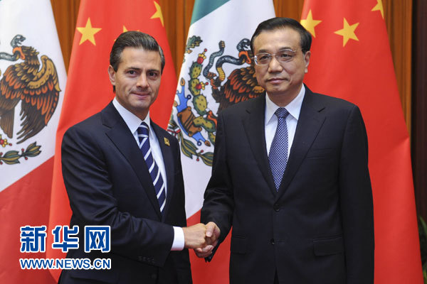 11月11日，國(guó)務(wù)院總理李克強(qiáng)在北京人民大會(huì)堂會(huì)見(jiàn)來(lái)華進(jìn)行國(guó)事訪問(wèn)并出席亞太經(jīng)合組織第二十二次領(lǐng)導(dǎo)人非正式會(huì)議的墨西哥總統(tǒng)培尼亞。新華社記者張鐸攝