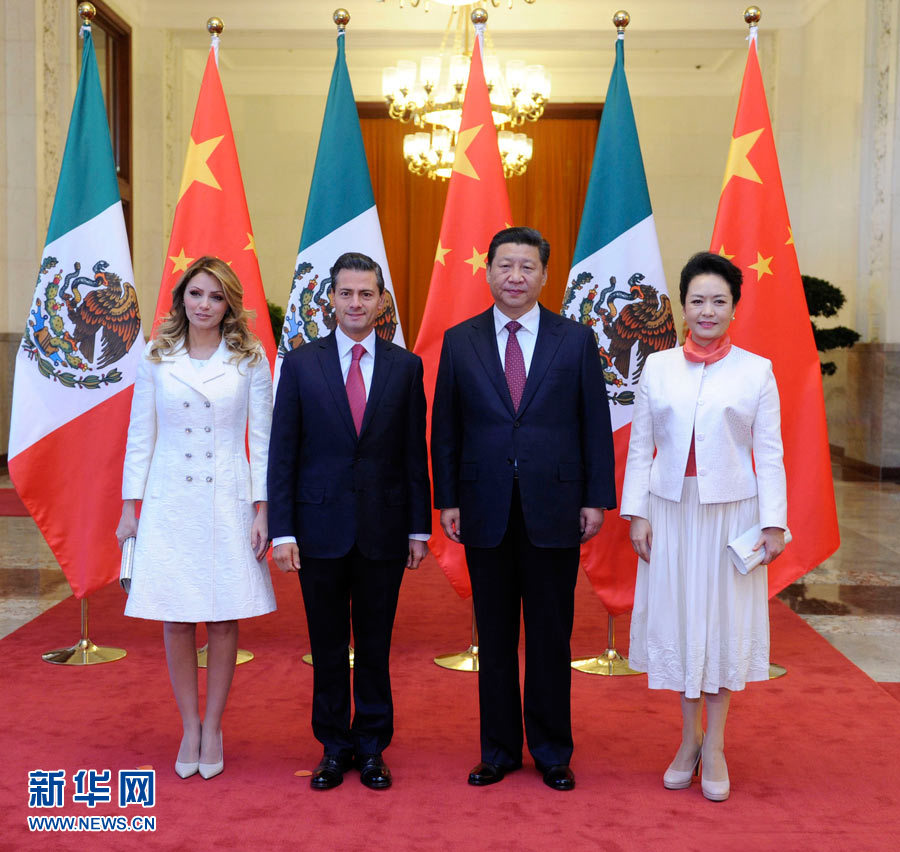 11月13日,國家主席習(xí)近平在北京人民大會堂北大廳舉行儀式,歡迎墨西哥總統(tǒng)培尼亞對中國進(jìn)行國事訪問。這是習(xí)近平和夫人彭麗媛同培尼亞夫婦合影。 新華社記者 張鐸 攝 11月13日,國家主席習(xí)近平在北京人民大會堂北大廳舉行儀式,歡迎墨西哥總統(tǒng)培尼亞對中國進(jìn)行國事訪問。這是習(xí)近平和夫人彭麗媛同培尼亞夫婦合影。 新華社記者 張鐸 攝