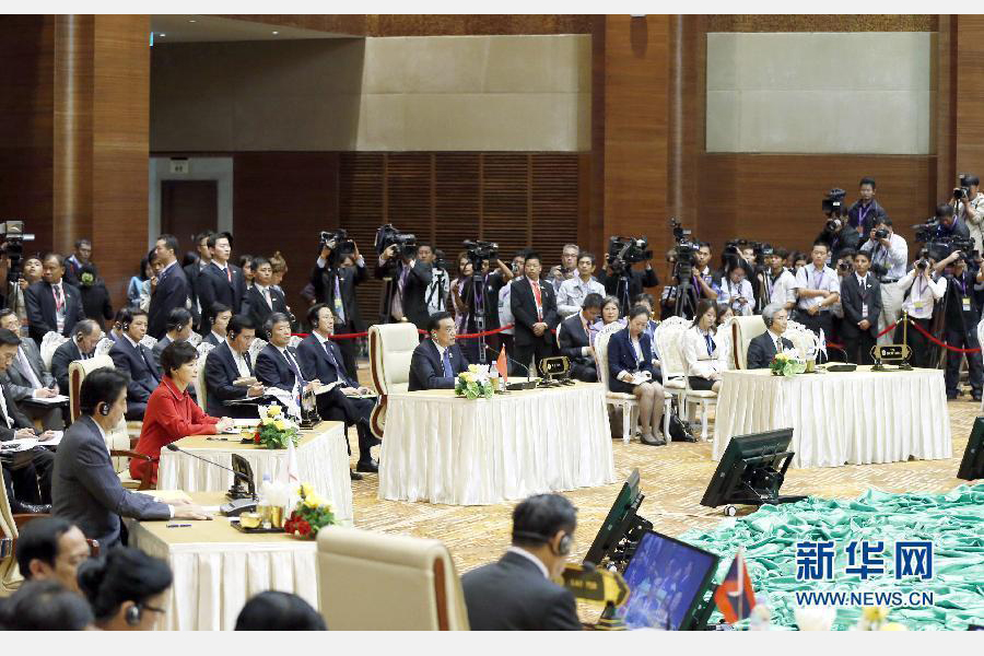 11月13日,中國國務院總理李克強在緬甸首都內比都出席第17次東盟與中日韓(10+3)領導人會議。這是李克強在會議上講話。 新華社記者 鞠鵬 攝 11月13日,中國國務院總理李克強在緬甸首都內比都出席第17次東盟與中日韓(10+3)領導人會議。這是李克強在會議上講話。 新華社記者 鞠鵬 攝