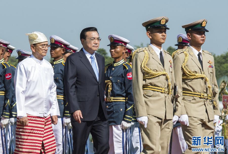 11月14日,國務(wù)院總理李克強(qiáng)在內(nèi)比都同緬甸總統(tǒng)吳登盛舉行會(huì)談。這是會(huì)談前,吳登盛在緬甸總統(tǒng)府前廣場為李克強(qiáng)舉行隆重的歡迎儀式。新華社記者 王曄 攝 11月14日,國務(wù)院總理李克強(qiáng)在內(nèi)比都同緬甸總統(tǒng)吳登盛舉行會(huì)談。這是會(huì)談前,吳登盛在緬甸總統(tǒng)府前廣場為李克強(qiáng)舉行隆重的歡迎儀式。新華社記者 王曄 攝