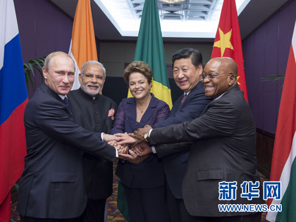 11月15日，金磚國家領導人非正式會晤在澳大利亞布里斯班舉行，中國國家主席習近平、巴西總統羅塞夫、俄羅斯總統普京、印度總理莫迪、南非總統祖馬出席。這是五國領導人在會晤前合影。新華社記者李學仁攝