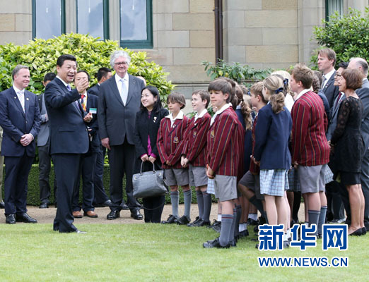 11月18日，國家主席習近平在澳大利亞塔斯馬尼亞州與朗塞斯頓市斯科奇－歐克伯恩小學的小學生共同植樹。新華社記者 姚大偉 攝